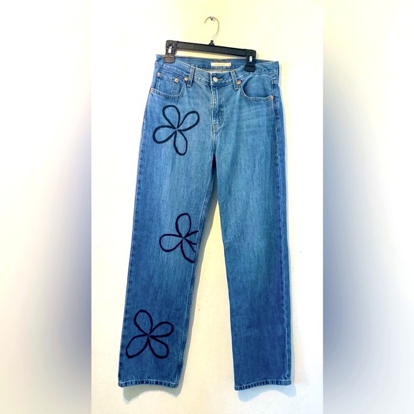 Levi’s -Low Pro Straight with 70’s boho black flower.Great condition..Size 29 - Picture 1 of 10